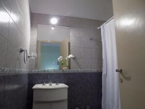 Douche, serviettes fournies