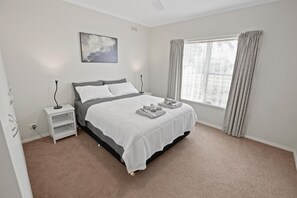 3 bedrooms, iron/ironing board, bed sheets