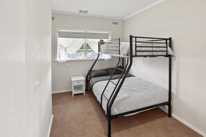 3 quartos, ferros/tábuas de passar roupa, roupa de cama