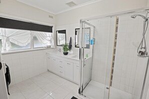 Douche, serviettes fournies