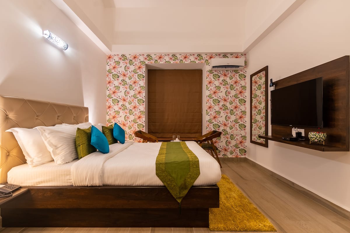 Deluxe Room with Private Balcony | Hypo-allergenic bedding, down comforters, desk, blackout drapes