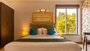 Deluxe Room with Private Balcony | Hypo-allergenic bedding, down duvets, desk, blackout curtains