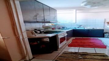 Fridge, oven, stovetop, coffee/tea maker