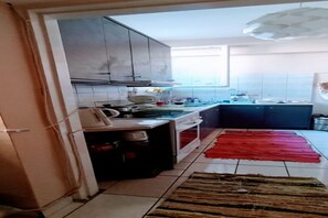 Fridge, oven, stovetop, coffee/tea maker