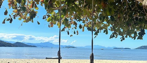 Una playa cerca, 10 bares en la playa