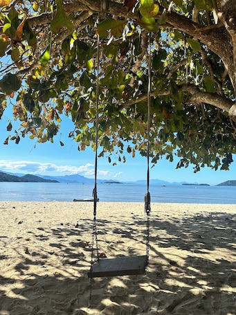 Beach nearby, 10 beach bars