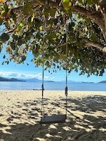 Ubicación cercana a la playa y 10 bares en la playa