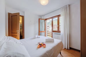 Family Apartment, Multiple Bedrooms, 2 Bathrooms (Bramé La Fam 32 (few steps from) | 4 bedrooms, bed sheets