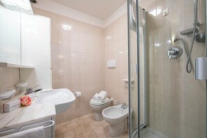 Appartement familial, plusieurs chambres, 2 salles de bains (Bramé La Fam 32 (few steps from) | Salle de bain | Douche, séchoir à cheveux, bidet, serviettes fournies