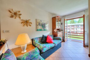 Departamento familiar, varias habitaciones, 2 baños (Bramé La Fam 32 (few steps from) | Área de sala de estar | Smart TV de 21 pulgadas con canales por cable 