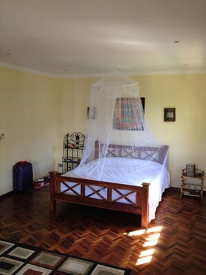 4 Schlafzimmer, Zimmersafe, Schreibtisch, Bügeleisen/Bügelbrett