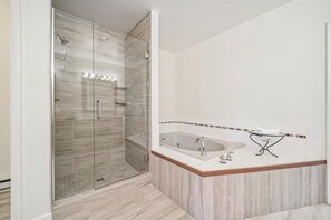 Dusche, Whirlpool, Haartrockner, Handtücher