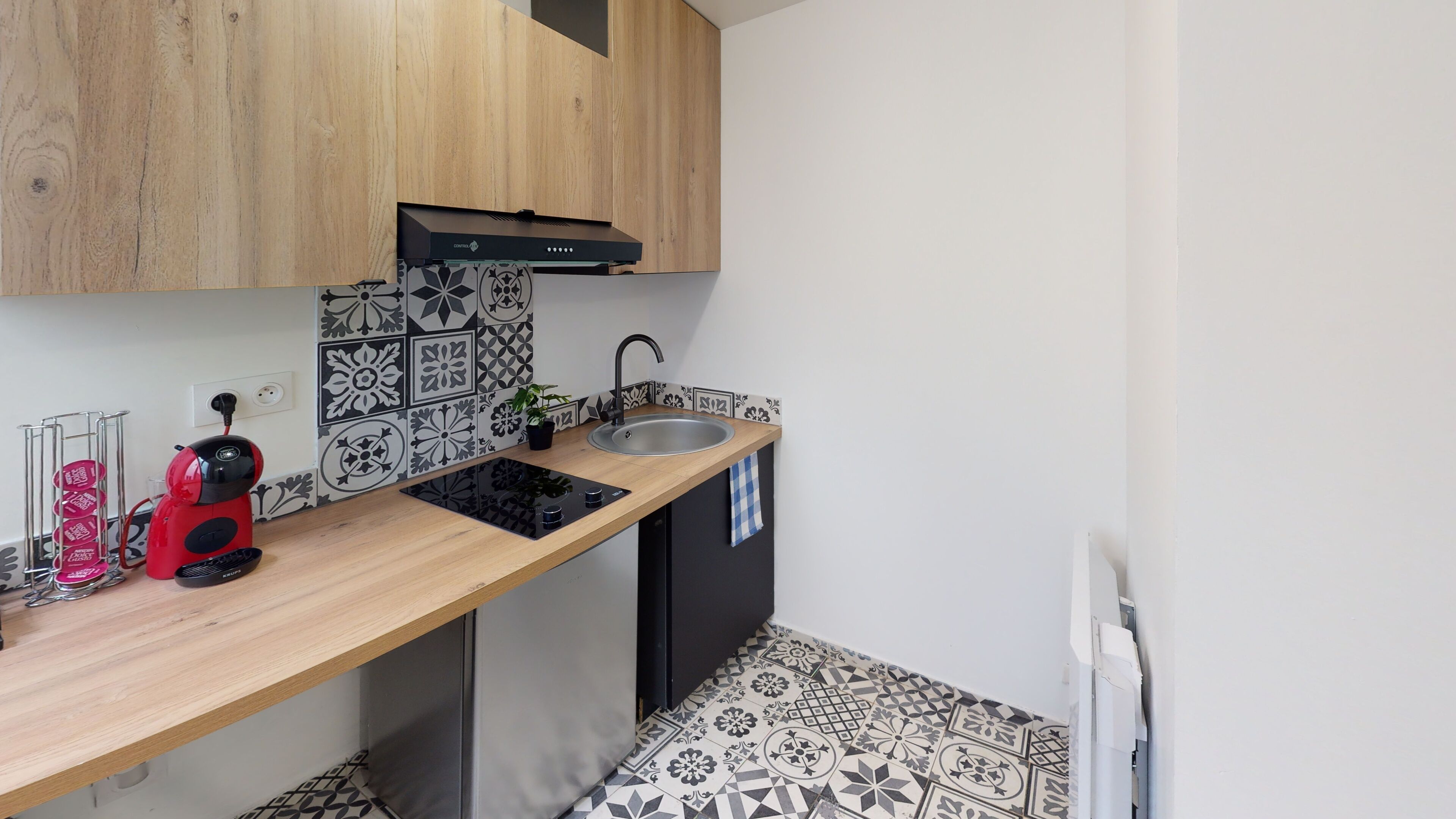 Réfrigérateur, micro-ondes, plaque de cuisson, cafetière/bouilloire