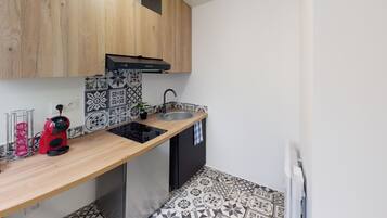 Réfrigérateur, micro-ondes, plaque de cuisson, cafetière/bouilloire