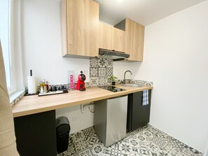 Réfrigérateur, micro-ondes, plaque de cuisson, cafetière/bouilloire