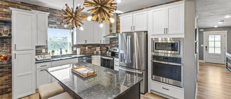 Refrigerador con freezer, microondas, horno, placa de cocina