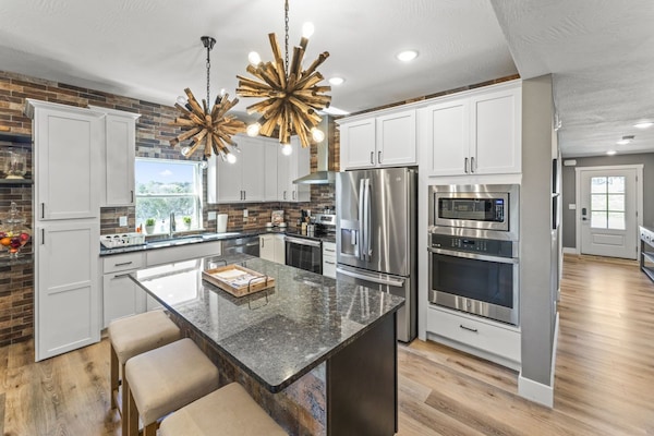 Een koelkast met diepvriezer, een microgolfoven, een oven, een kookplaat