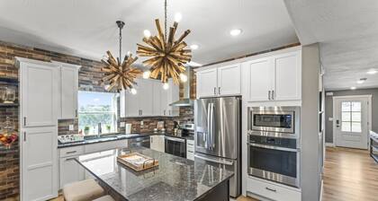 Top Rated LUX CHRISTMAS LODGE-Pool, Hot Tub, Games, Pickleball, Lakeside Access!