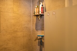 Een douche, een haardroger, handdoeken, zeep