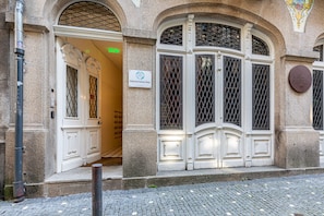 A building entrance with a sign reading "Galerias Fashion Flats." - Galerias Cashmere Nightlife 102 by Feel Porto (Porto)