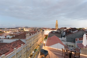 A rooftop terrace with a view of a cityscape, including a prominent tower. - Galerias Cotton Cozy Nightlife 201 by Feel Porto (Porto)