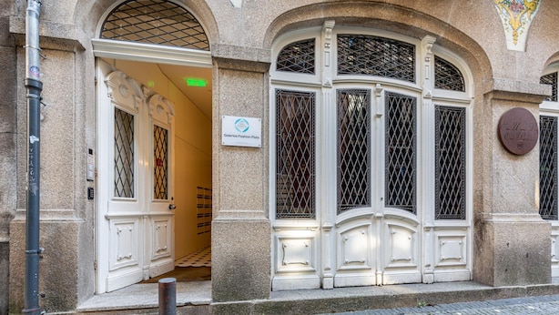 A building entrance with a sign for 'Galerias Fashion Plots' and a plaque with text. - Galerias On Trend Nightlife 203 by Feel Porto (Porto)