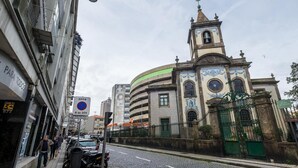 A historic building with a bell tower and a green gate. - Feel Porto Vintage Townhouse (Porto)