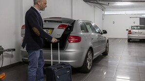 A man with a suitcase in a parking garage. - Feel Corporate Housing Marqu s I (Porto)