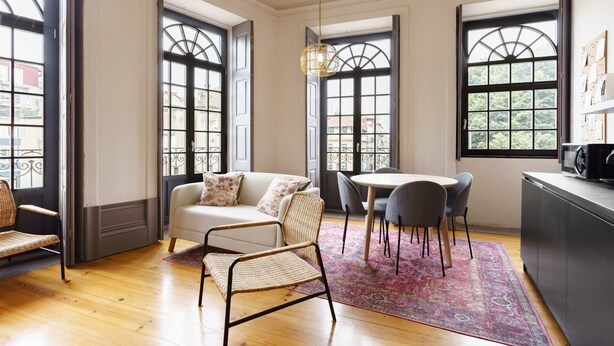 A room with a sofa, chairs, a dining table, and a kitchen area. - Feel Porto Antique Poveiros Flat II (Porto)