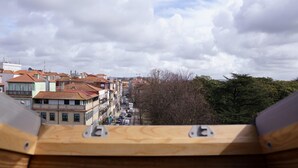 A view of a cityscape with buildings and a cloudy sky. - Feel Porto Antique Poveiros Flat III (Porto)