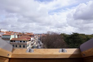 A view of a cityscape with buildings and a cloudy sky. - Feel Porto Antique Poveiros Flat III (Porto)