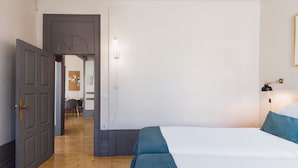 Habitación de hotel con cama, escritorio y silla.