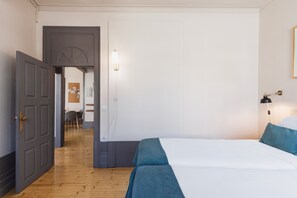 A hotel room with a bed, a desk, and a chair. - Feel Porto Antique Poveiros Flat I (Porto)
