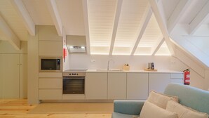 Una cocina moderna con electrodomésticos integrados, un comedor y una zona de estar acogedora.