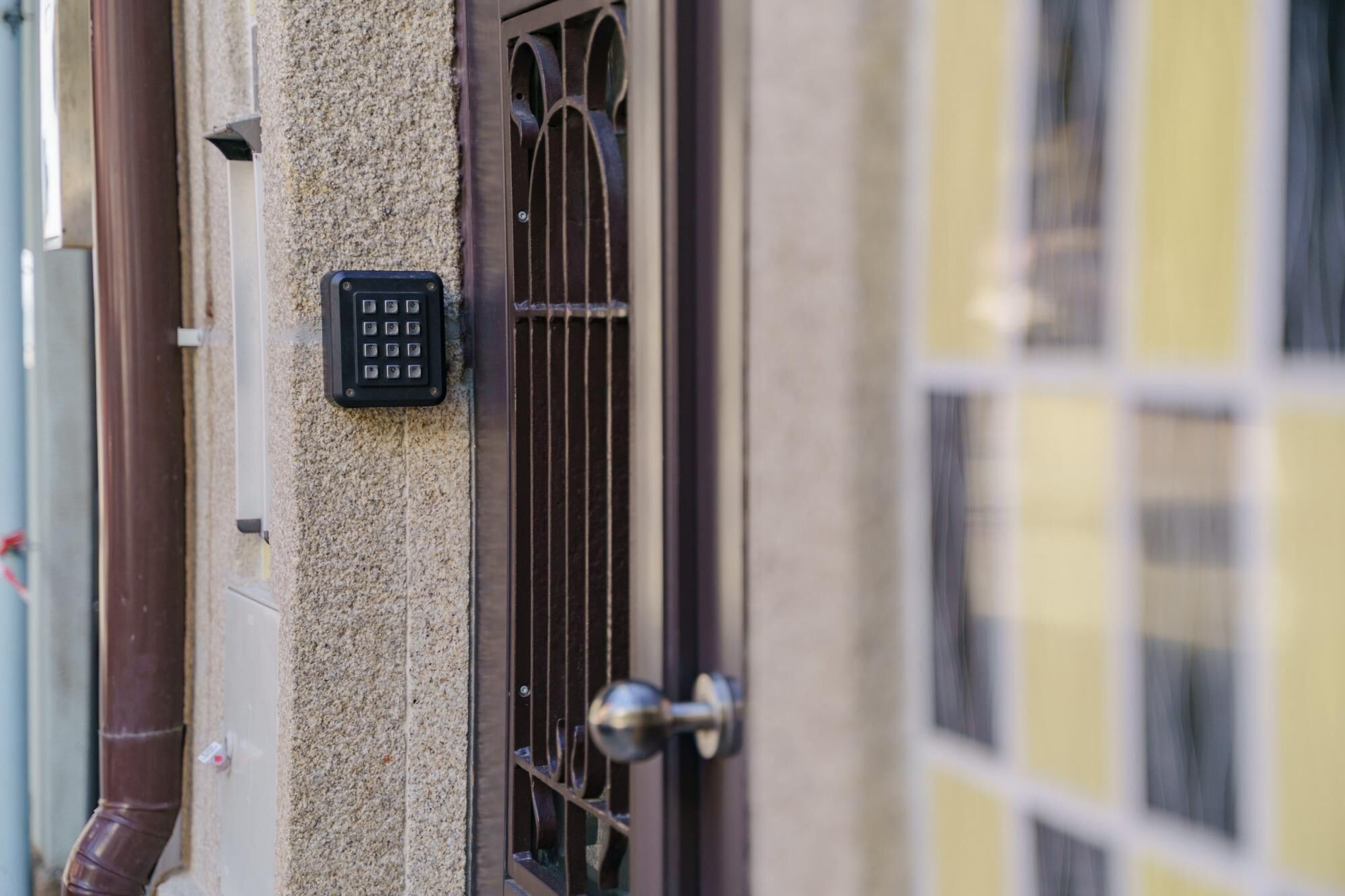 Una puerta con teclado electrónico y manija de metal.
