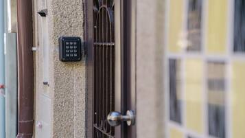 Una puerta con teclado electrónico y manija de metal.