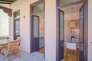 Un apartamento moderno con comedor, cocina y sala de estar.