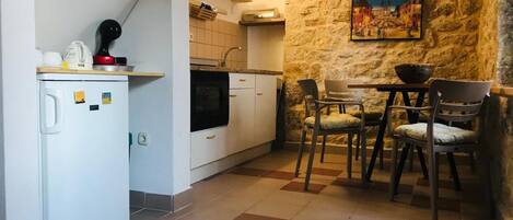 House | Private kitchen | Fridge, microwave, oven, stovetop