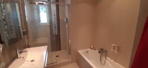 Combined shower/bathtub, hair dryer, towels, soap - Beach villa between sea and hill, private pool, air conditioning, 4 bedrooms, quiet area (Roquebrune-sur-Argens)