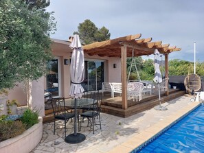 Outdoor dining - Beach villa between sea and hill, private pool, air conditioning, 4 bedrooms, quiet area (Roquebrune-sur-Argens)