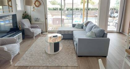 Beach villa between sea and hill, private pool, air conditioning, 4 bedrooms, quiet area