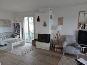 Smart TV, fireplace, ping pong, books