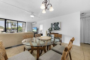 Dining - Oceanview Loft | Walk to Beach | Pool, A/C, Sleeps 6 – Kamaole Sands 10-405 (Kihei)