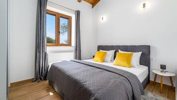 4 bedrooms, iron/ironing board, WiFi, bed sheets