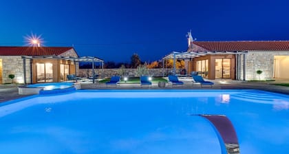 Neu! Promina-Luxusvilla mit 72 m2 beheiztem Pool, Whirlpool, Infrarotsauna, Tennisplatz, Medienraum