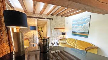 Deluxe suite | Woonruimte | Een 55-inch flatscreentelevisie met digitale zenders en televisie