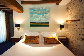 Deluxe Suite | Individually decorated, desk, blackout drapes, free WiFi