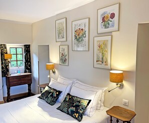 Deluxe Suite | Individually decorated, desk, blackout drapes, free WiFi