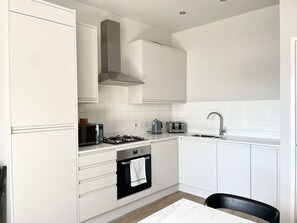 Refrigerador, microondas, horno, placa de cocina