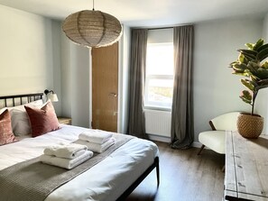 2 bedrooms, iron/ironing board, WiFi, bed sheets - Spacious and Stylish Central Bristol Base (Bristol)